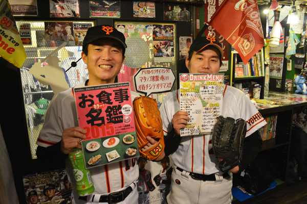 流しの野球ものまね芸人、桑田ます似（写真左）と高橋よしのＢ記事を読む＞「野球の素晴らしさを伝えたい」。野球ものまね芸人たちの矜持photo by Kikuchi Takahiro