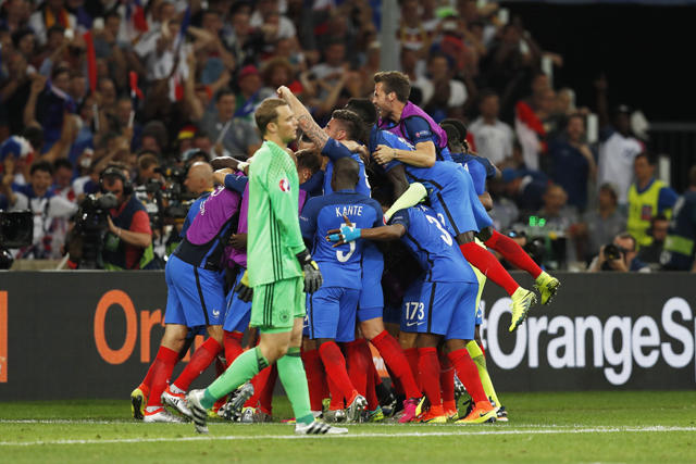 グリーズマンの追加点を祝福するフランスの選手たちと、呆然とするノイアー記事を読む＞優勢なのに負けたドイツ。サッカーはうまいがゲルマン魂が足りないphoto by Mutsu Kawamori／MUTSUFOTOGRAFIA