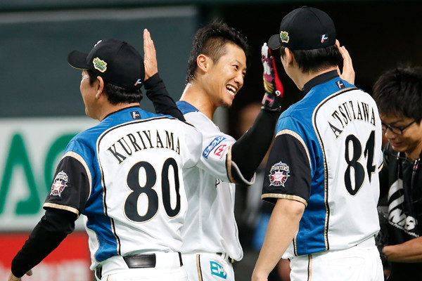 第５戦でサヨナラ満塁本塁打を放った西川遥輝（写真中央）記事を読む＞選手を信じ、選手が応える。野球の神様に愛された「栗山野球」の真髄photo by Nishida Daisuke