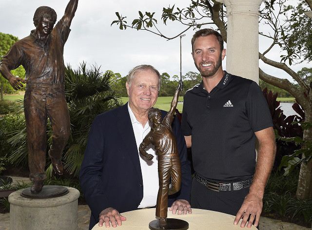 PGAツアーの『プレーヤー・オブ・ザ・イヤー』に輝いたダスティン・ジョンソン（右）。左はジャック・ニクラウス記事を読む＞PGAツアー「三冠」を独り占め。ダスティン・ジョンソンの熱い１年photo by PGA TOUR