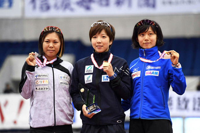 1000ｍでは小平奈緒が優勝（中央）。２位辻麻希（左）、３位は高木美帆（右）記事を読む＞日本女子スピードスケート復活へ。平昌五輪のメダルが見えてきたphoto by Fujita Takao