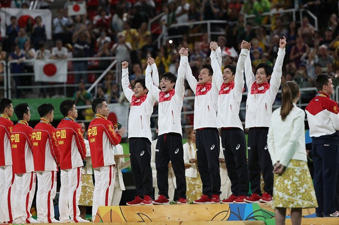 全員満面の笑みで表彰台に上がり、喜びを爆発させた記事を読む＞【体操】有言実行の金メダル。「新しい歴史を作った。そして東京へ」photo by JMPA