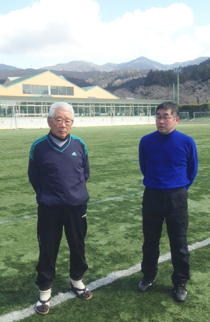 時之栖・相談役の阿部章さん（左）とスポーツセンター長の阿山恭弘さん記事を読む＞日本サッカーを支える巨大施設に込められた、元教師の「部活への思い」