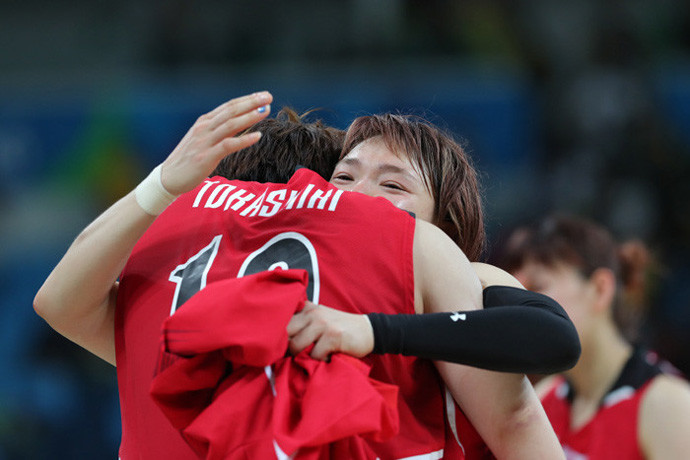 アメリカ戦との試合後、健闘を称えあった吉田亜沙美と渡嘉敷来夢記事を読む＞メダルはなくても。日本女子バスケがリオで見せた「夢のような」輝きphoto by JMPA