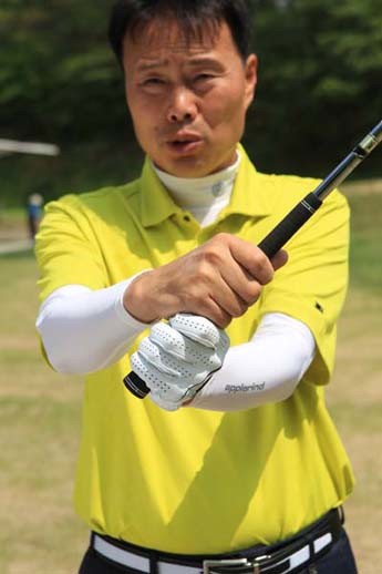 両手首の一体感が乏しいベースボール・グリップでは、安定したスイングを実現するのは難しい。記事を読む＞◆検証・韓流ゴルフ「強さの秘密」（第９回）◆韓国人プロゴルファーの95％が採用する「グリップ」とは？photo by Kouchi Shinji★検証・韓流ゴルフ「強さの秘密」（全13回記事一覧）＞＞