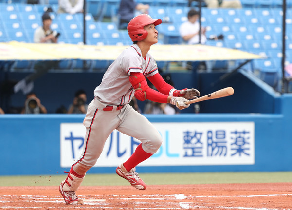 近畿学生リーグで３度の首位打者を獲得した奈良学園大の宮本丈photo by Ohtomo Yoshiyuki記事を読む＞あえて関西のマイナー大学を選んだ男が「低い構え」でドラフトを待つ