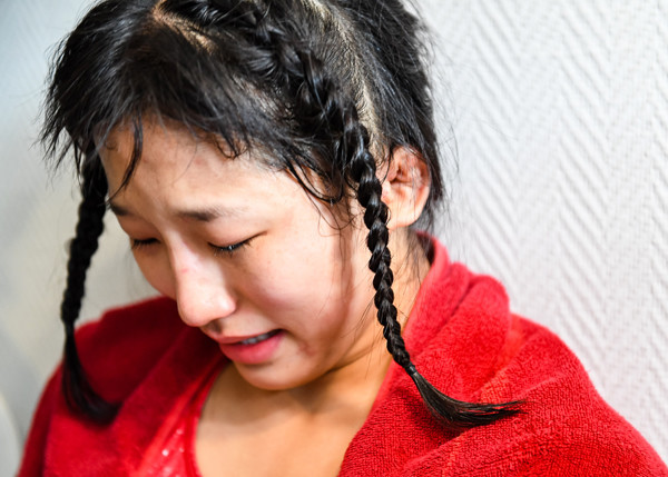 テクニカルフォール負けで試合後に号泣する須崎優衣photo by Sano Miki記事を読む＞あのレスリング女王が衝撃の惨敗。伊調馨は「早く負けろ」と言っていた