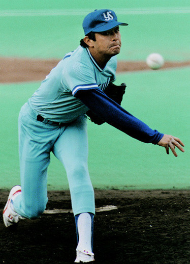 1993年の日本シリーズ第１戦、西武から勝利を挙げた荒木大輔photo by Kyodo News記事を読む＞手術から1541日の空白。それでも荒木大輔は、もう一度投げられた