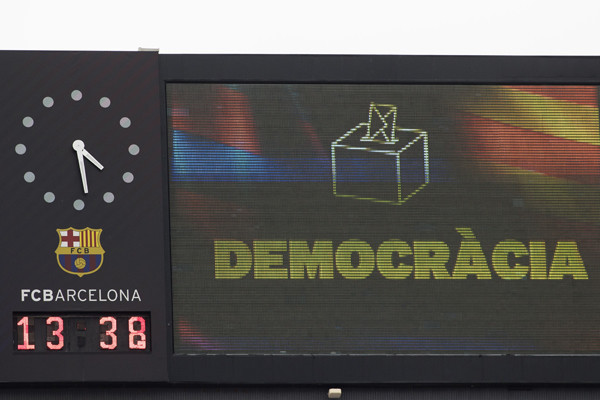 バルセロナ対ラス・パルマス戦が行なわれたカンプノウのモニターには「民主主義」の文字がphoto by Getty Images記事を読む＞カタルーニャが独立しても、バルサはリーガの一員であり続けるだろう