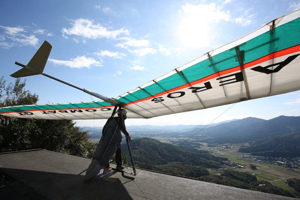 気象や地形に合わせて、どう飛ぶか戦略をめぐらせるphoto by Takahashi Junichi記事を読む＞「空飛ぶ才女」は世界選手権も技の勉強。ハンググライダー・鈴木皓子