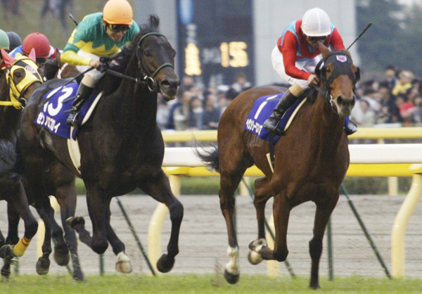 天皇賞・秋では牡馬一線級を退けたヘヴンリーロマンス（右）photo by Kyodo News記事を読む＞あの天皇賞へ。札幌記念で思い出す、ヘヴンリーロマンスの「ミラクル」