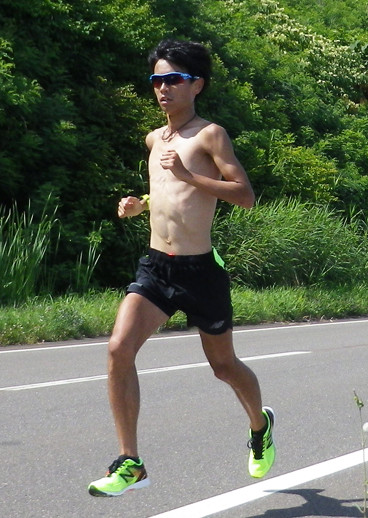 上半身裸で、網走郊外を走る神野大地photo by Sato Shun記事を読む＞五輪でメダルを目指す神野大地の夏。新フォームで70km走に挑む