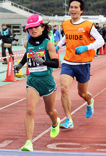 最後はガイドランナーの志田淳さんの手を離れてゴールした道下美里選手photo by Kyodo News記事を読む＞道下美里、ブラインドマラソンで世界新も、まだ東京の「金」までの途中