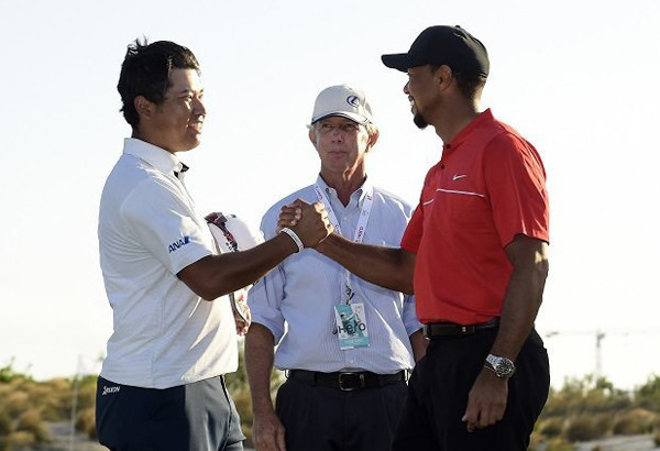 ヒーロー・ワールドチャレンジで優勝した際、大会ホストのタイガー・ウッズ（右）とがっちり握手をかわした松山英樹（左）記事を読む＞今の松山英樹は、絶頂期のタイガー・ウッズによく似ているphoto by PGA TOUR