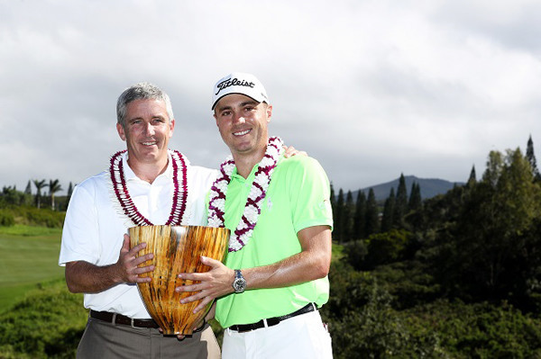 新コミッショナーのモナハン氏（左）。SBSトーナメント・オブ・チャンピオンズを制したジャスティン・トーマス（右）との記念撮影　記事を読む＞松山英樹も賭けの対象に!?PGAツアー新コミッショナーの思惑photo by PGA TOUR