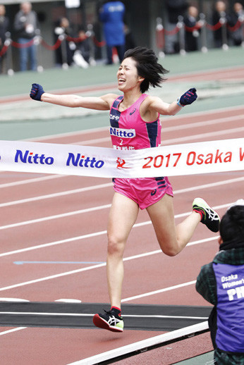 ５年ぶりに大阪国際女子マラソンで優勝し、今年の世界陸上の有力候補に躍り出た重友梨佐記事を読む＞勝つために遅く走る日本のマラソン新戦術「ネガティブスプリット」とはphoto by Kanami Yoshimura／PHOTO KISHIMOTO