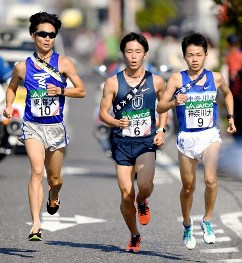 ６区の國行麗生（左）は区間２位の走りで、トップで襷を渡したphoto by Kyodo News記事を読む＞東海大の苦い教訓。箱根駅伝は「ミスすれば負ける」サバイバル戦に