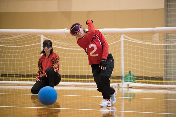片手で重いボールを力強く投げることもできるようになったphoto by Takefuji Koichi記事を読む＞「普通の人」が金メダリストに。ゴールボールが変えた、浦田理恵の毎日