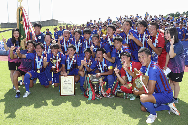 インターハイ初優勝を飾った山梨学院イレブンphoto by Kyodo News記事を読む＞インターハイの新ルールで明暗。酷暑が生んだ高校サッカーの番狂わせ
