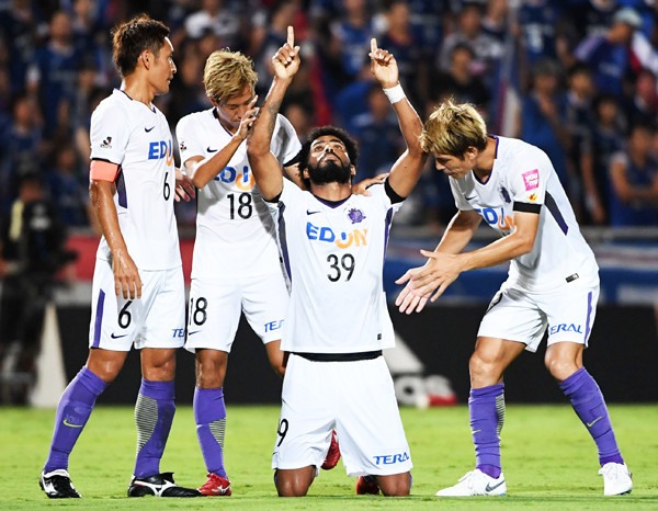 パトリック（中央）も２ゴールを決めて勝利の立役者となったphoto by Nikkan sports/AFLO記事を読む＞ネジを締め直して「原点回帰」。広島・城福サッカーの片鱗が見えた