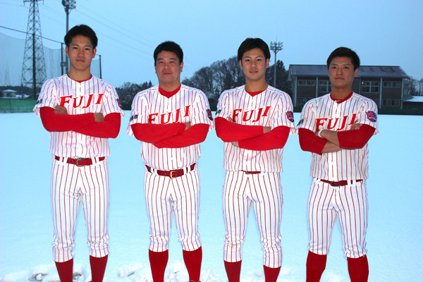 （写真左から）鈴木翔天、豊田監督、楠研次郎、佐藤龍世photo by Takagi Yu記事を読む＞プロ野球を席巻する「富士大」出身の選手たち。なぜ彼らは成功するのか