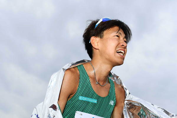 またしても腹痛により失速してしまった神野大地photo by Kishimoto Tsutomu／PICSPORT記事を読む＞またも神野大地を襲った腹痛の悲劇。来年３月の東京マラソンは正念場だ