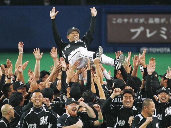 2010年にシーズン３位ながらCSを勝ち上がり、日本一を達成したロッテphoto by Kyodo News記事を読む＞プロ野球におけるプレーオフの歴史。パ・リーグには幻の制度があった
