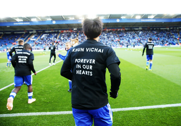 岡崎慎司らは追悼メッセージがプリントされたシャツを着て試合に臨んだphoto by Getty Images記事を読む＞岡崎慎司もオーナーを追悼。「同じアジア人として尊敬できた」