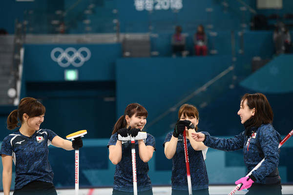 平昌五輪で素晴らしい戦いを見せているカーリング女子日本代表（ロコ・ソラーレ北見）。photo by Kishimoto Tsutomu/JMPA記事を読む＞カーリング日本女子が快進撃。厄介なアイスに負けずメダルに突き進む