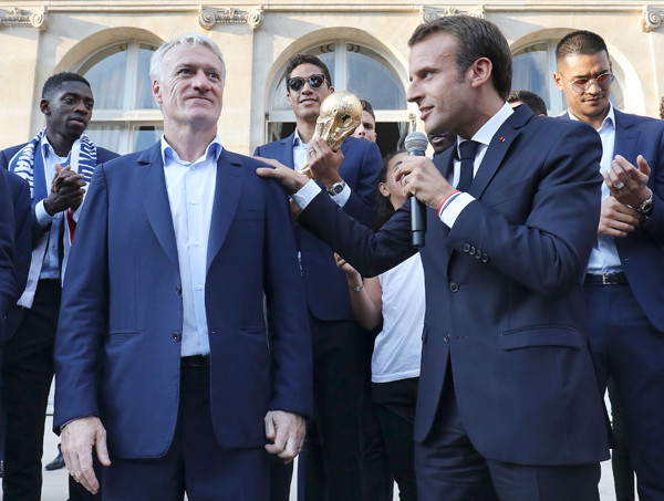 優勝報告会でのディディエ・デシャン監督（左）とエマニュエル・マクロン大統領photo by AFP／AFLO記事を読む＞ムバッペが育った「郊外」に、フランス社会の立ち直りを見た