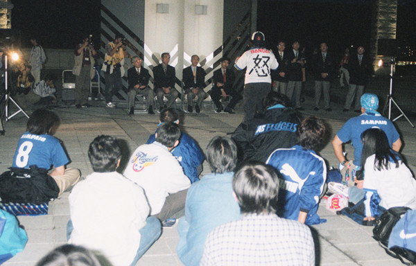 10月31日、クラブ側とサポーターとの話し合いは深夜にまで及んだ。photo by Kyodo News　記事を読む＞20年前に起きたＪリーグ最大の悲劇。そのとき「Ｆ」の選手たちは…