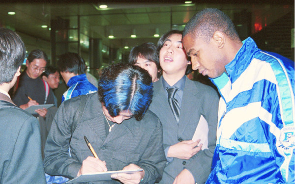 「合併反対」の署名が活動を行なったフリューゲルスの選手たち。photo by Kyodo News記事を読む＞フリューゲルス消滅、アツは「天皇杯で優勝すれば…」と奇跡を信じた