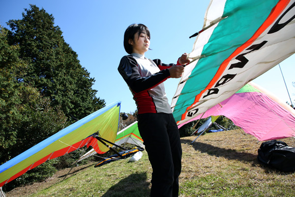 フライトの準備は入念に。セールにもさまざまな形があるphoto by Takahashi Junichi記事を読む＞「空飛ぶ才女」は世界選手権も技の勉強。ハンググライダー・鈴木皓子