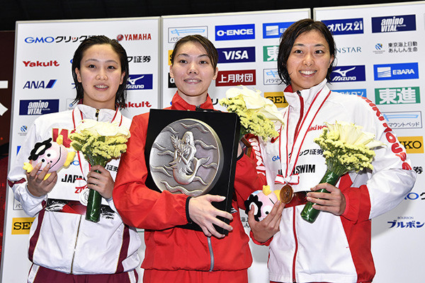 200ｍ平泳ぎで優勝した青木玲緒樹（中央）、２位の渡部香生子（左）、３位の鈴木聡美（右）photo by Ninomiya Wataru記事を読む＞スタイルよし、泳ぎよし。日本の女子平泳ぎに好キャラが揃ってきた
