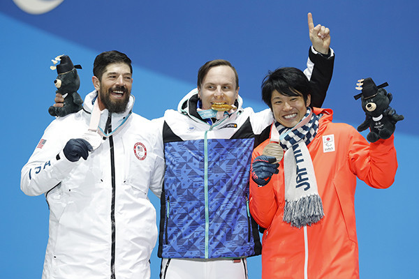 納得の銅メダルで、笑顔を見せた成田緑夢photo by Yusuke Nakanishi／AFLO SPORT記事を読む＞スノーボードクロスで成田緑夢が銅。「僕にとっては完璧なメダル！」