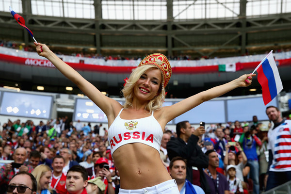 開幕戦のスタンドでロシアを応援するサポーターの女性Photo by Getty Images記事を読む＞中国人記者をギャフンと言わせた、Ｗ杯現場の「サッカー国際情勢」