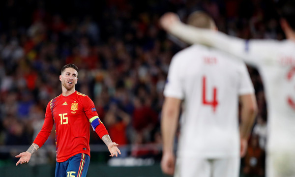 UEFAネーションズリーグでイングランドに敗れたスペインのセルヒオ・ラモスphoto by Reuters／AFLO記事を読む＞無敗がストップした新生スペイン代表。常に抱える「危うさ」の正体