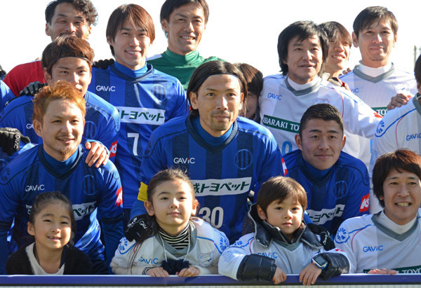 豪華メンバーが顔を揃えた、鈴木の引退試合photo by Kyodo News記事を読む＞引退した鈴木隆行が、指導者キャリアを町クラブの子供から始めるわけ