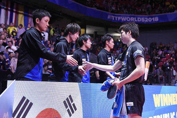 世界卓球の準々決勝で韓国に敗れ、６大会ぶりにメダルを逃した日本男子チームphoto by Chiba Itaru/AFLO記事を読む＞ライバル選手がチームを組む難しさ。世界卓球で見えた日本男子の課題