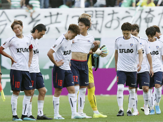 松本山雅と引き分け、下を向くFC東京の選手たちphoto by KYODO記事を読む＞J1上位陣総崩れ。FC東京の２トップはもう完全に分析されている