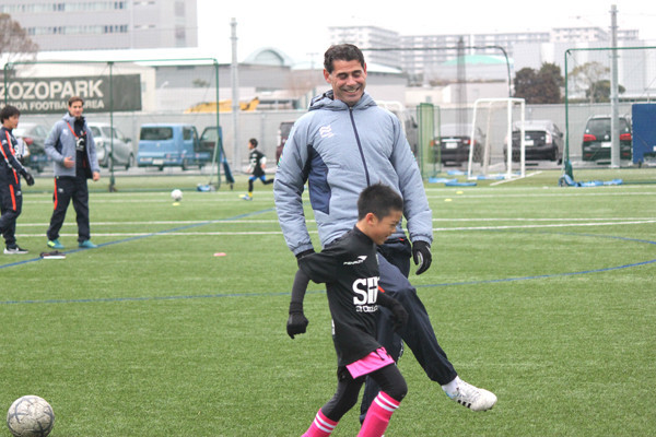 サッカークリニックで子どもたちを指導するイエロphoto by Kurita Shimei記事を読む＞レアルOBのイエロが思う日本の課題。「積極的なミスを褒めよう」