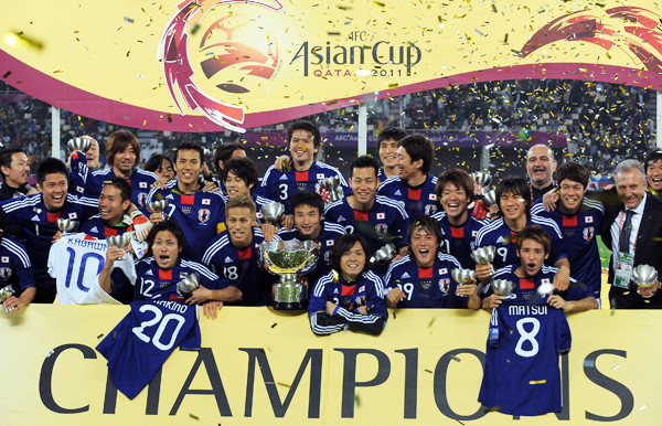 2011年大会で４度目の優勝を飾った日本代表photo by AFP/AFLO記事を読む＞半端ない大迫のデータも。アジア杯に挑む 日本代表の「７つのジンクス」