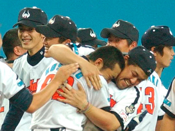 photo by Sankei Visual記事を読む＞消滅する近鉄のホーム最終戦。松坂と中村は抱き合い、選手は号泣した