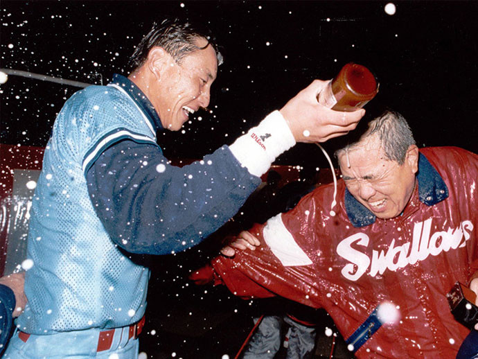 1993年のヤクルト日本一の祝勝会で、野村監督（右）にビールをかける池山（左）photo by Sankei Visual記事を読む＞「ブンブン丸」池山隆寛がノーステップで打った！　野村ID野球の神髄