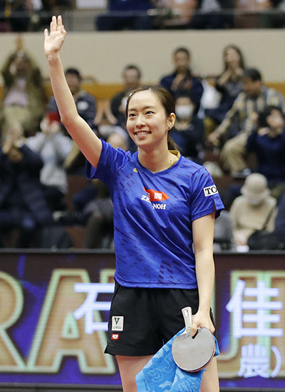 伊藤を破ってジャパントップ12を制した石川photo by Kyodo News記事を読む＞卓球の五輪代表争いがますます激化。「３強」に割って入るのは？