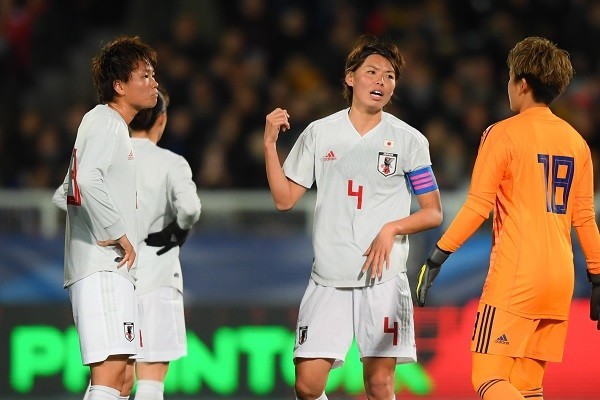 試合中、何度も話し合いながら調整を続けた熊谷紗希（中央）と南萌華（左）photo by Hayakusa Noriko記事を読む＞なでしこ、フランスに惨敗。リヨン所属の熊谷紗希だからこそわかること