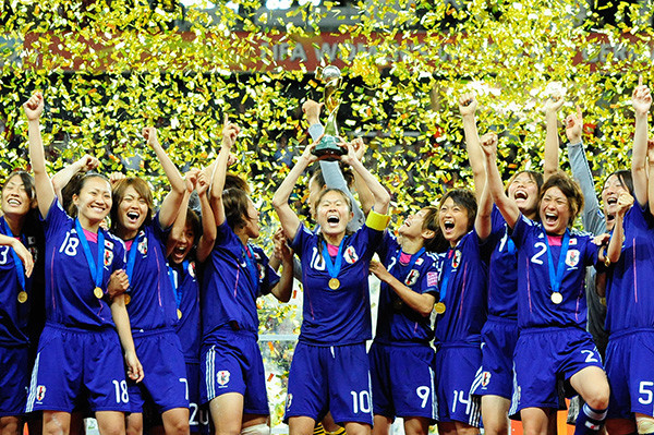 キャプテンを務めた澤穂希が優勝カップを掲げたphoto by Hayakusa Noriko記事を読む＞2011年、なでしこのＷ杯初優勝が世界のサッカースタイルを変えた