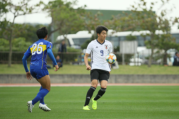 Ｕ－20日本代表の強化試合に出場した中村（右）photo by Igawa Yoichi記事を読む＞ガンバ大阪は若手が自信満々。18歳の中村敬斗も「目に見える結果を」