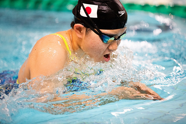 平日は学校が終わってから、練習に打ち込んでいるphoto by Murakami Shogo記事を読む＞水泳は『家族』。東京パラリンピックを目指す女子高生スイマーが急成長