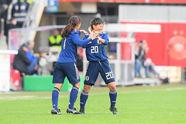中島依美のアシストでゴールを決めた横山久美（右）photo by Hayakusa Noriko記事を読む＞なでしこ、強豪ドイツと引き分け。Ｗ杯本番へ爪あとを残したFWがいる